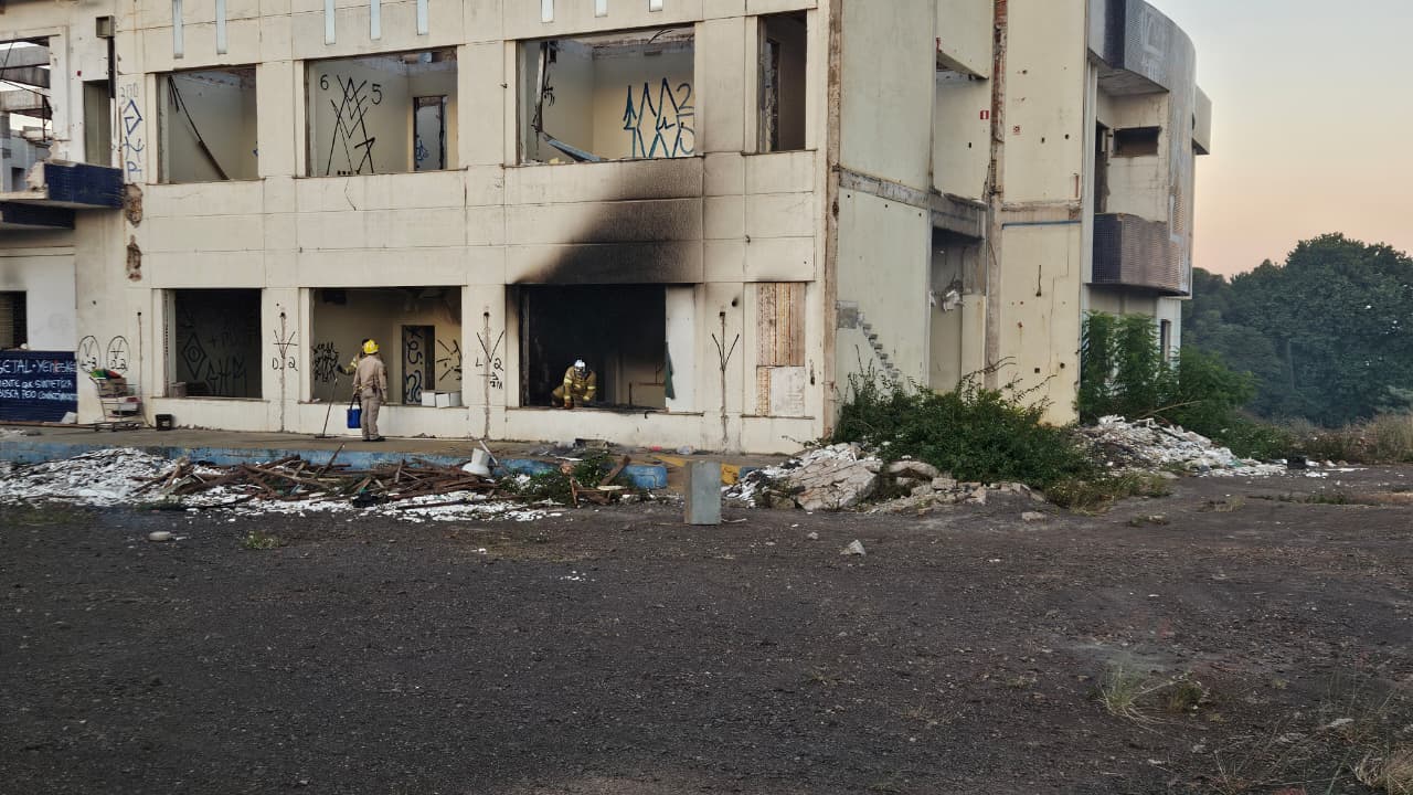 Fogo em antigo frigorífico mobiliza Corpo de Bombeiros em Apucarana