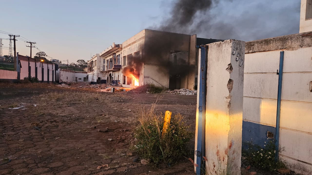Fogo em antigo frigorífico mobiliza Corpo de Bombeiros em Apucarana