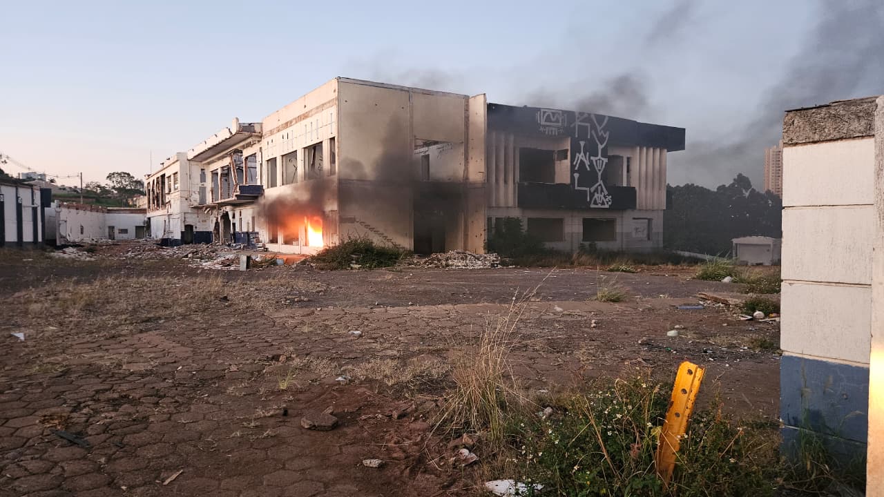 Fogo em antigo frigorífico mobiliza Corpo de Bombeiros em Apucarana