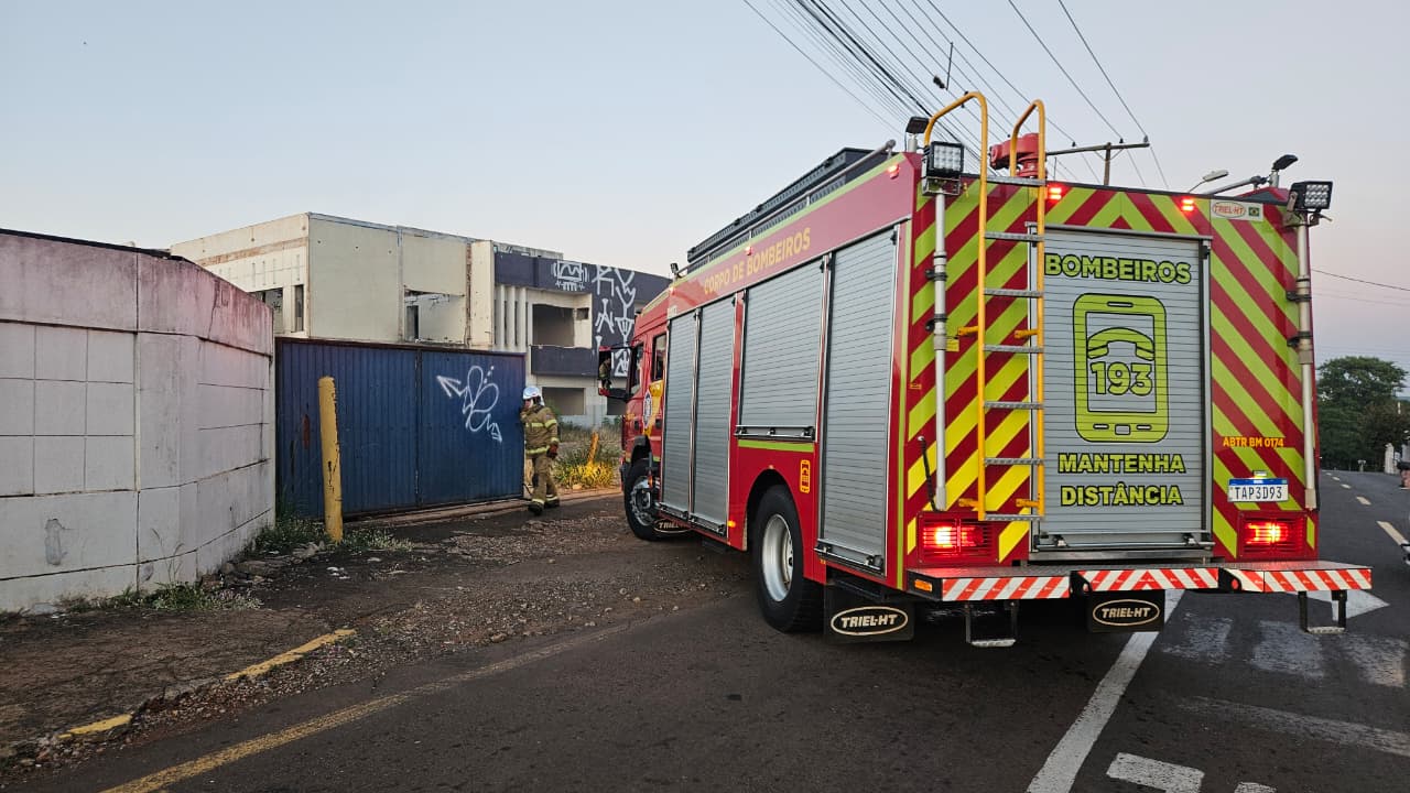 Fogo em antigo frigorífico mobiliza Corpo de Bombeiros em Apucarana