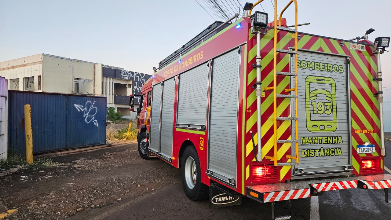 Fogo em antigo frigorífico mobiliza Corpo de Bombeiros em Apucarana