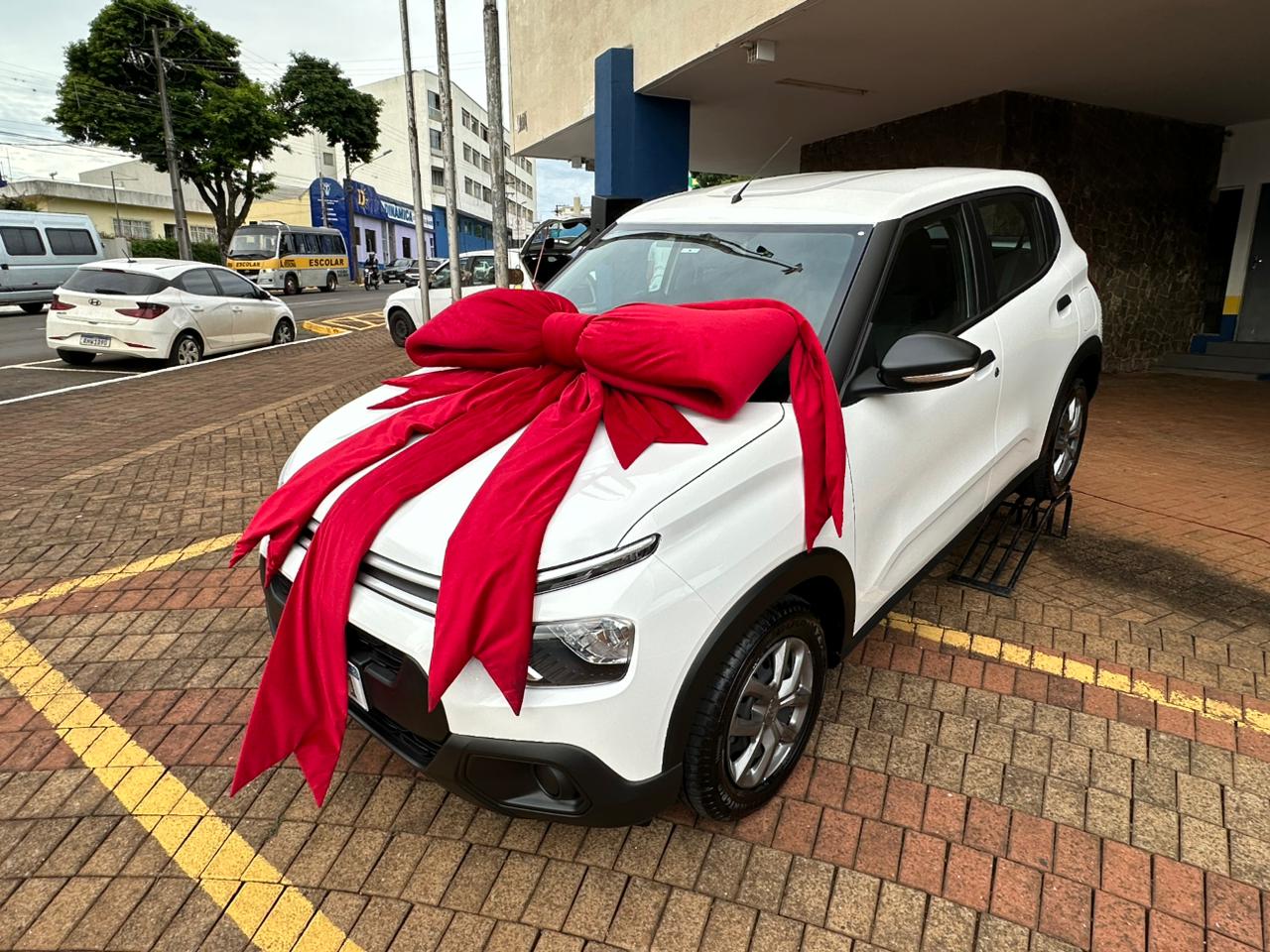Ganhadora recebe carro da Campanha IPTU Bom Pagador de Apucarana