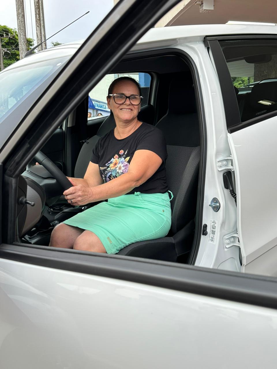 Ganhadora recebe carro da Campanha IPTU Bom Pagador de Apucarana