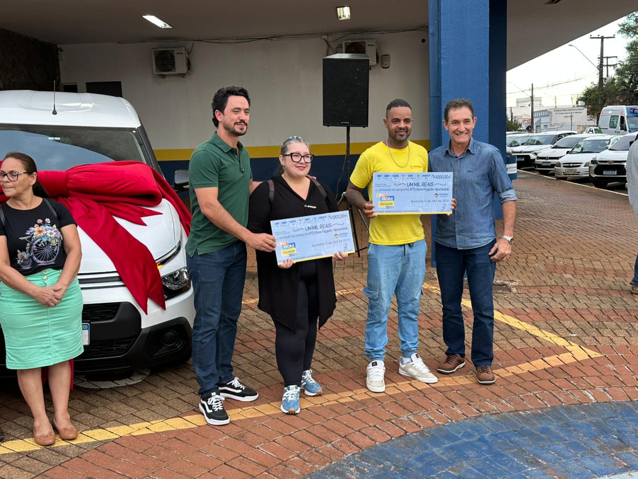 Ganhadora recebe carro da Campanha IPTU Bom Pagador de Apucarana