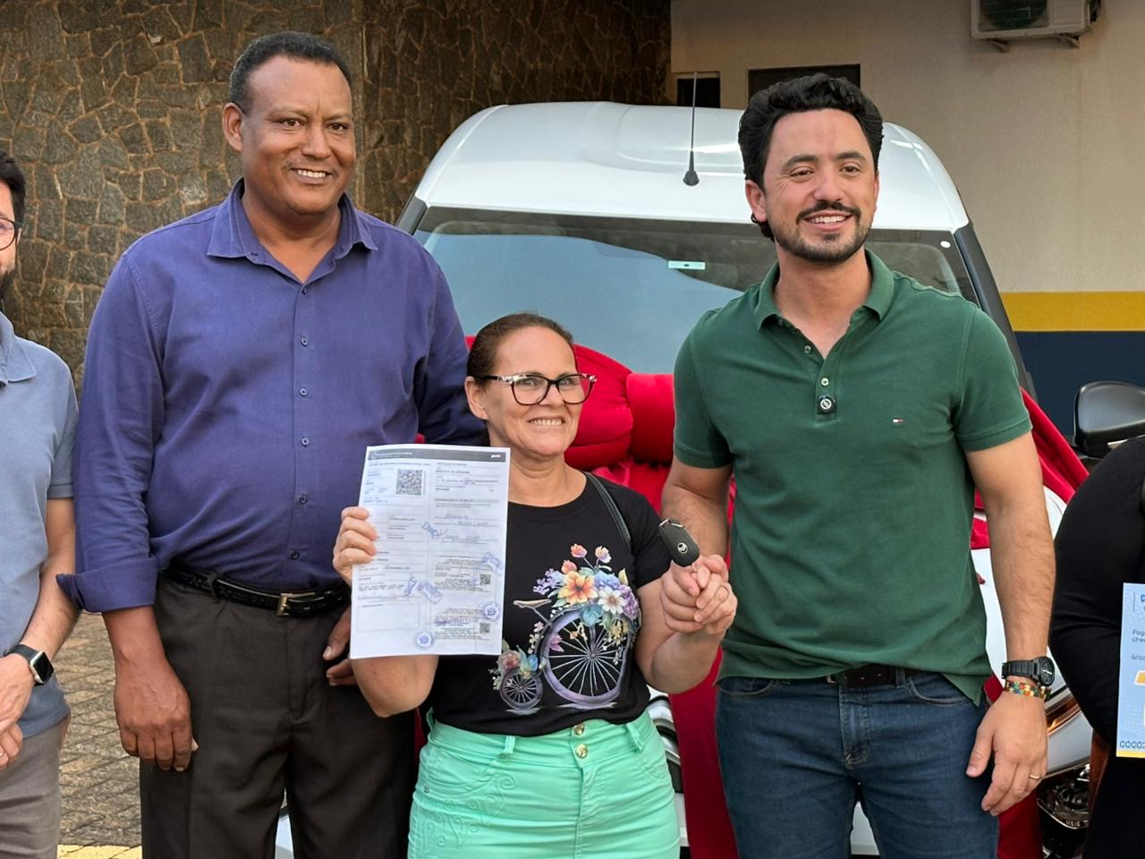 Ganhadora recebe carro da Campanha IPTU Bom Pagador de Apucarana