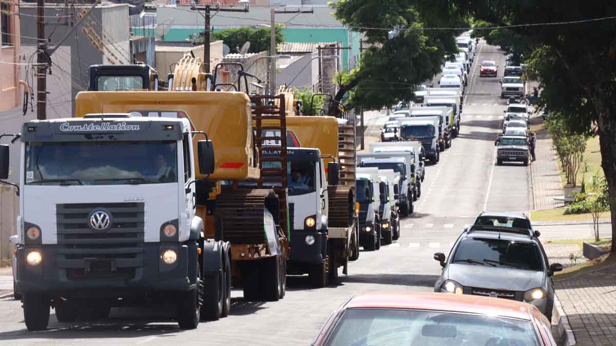 Ivaiporã apresenta veículos e maquinários de nova frota em grande carreata