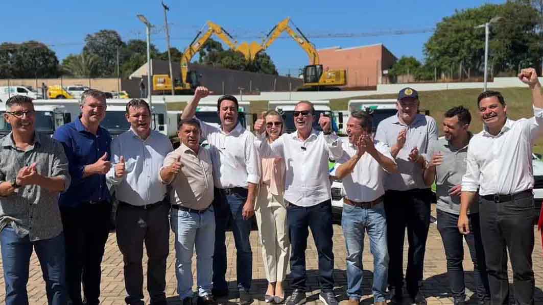 Ivaiporã apresenta veículos e maquinários de nova frota em grande carreata