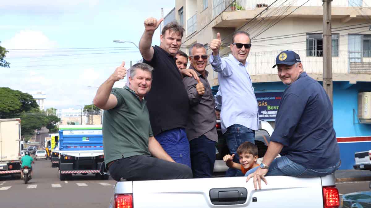 Ivaiporã apresenta veículos e maquinários de nova frota em grande carreata