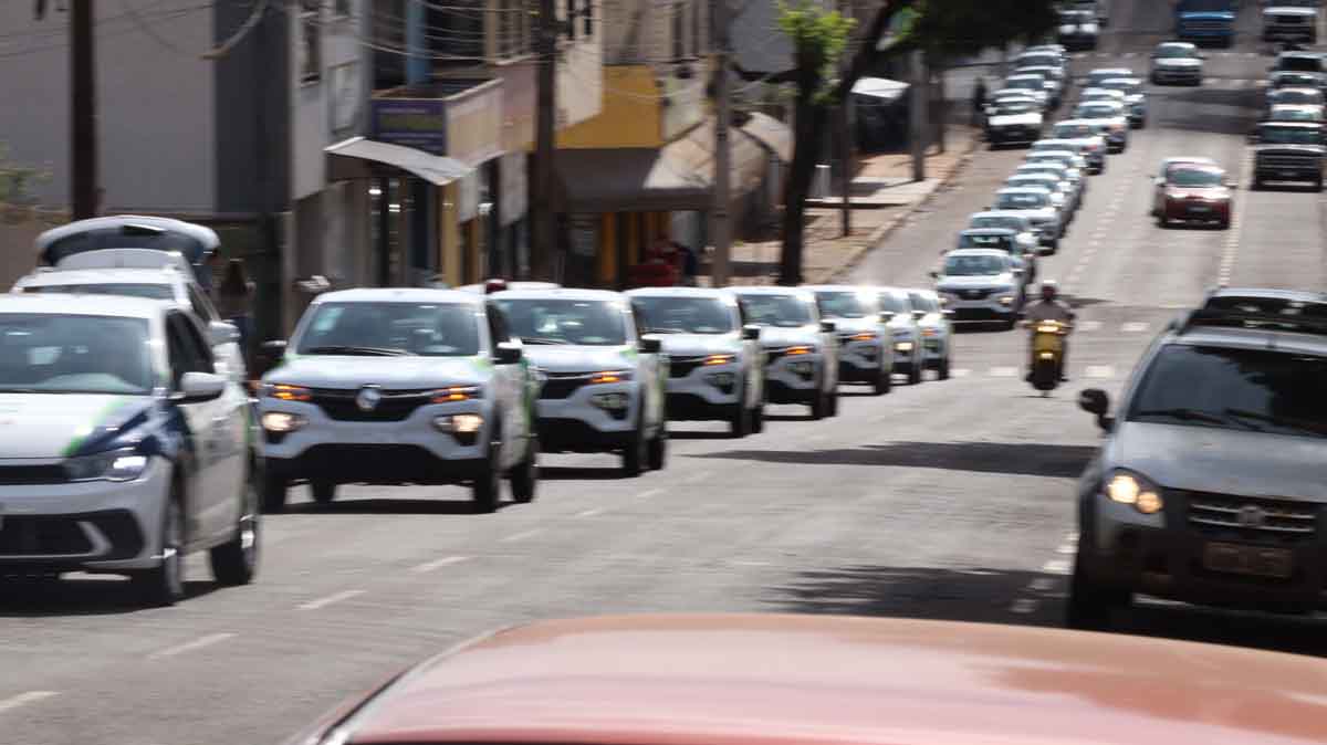 Ivaiporã apresenta veículos e maquinários de nova frota em grande carreata