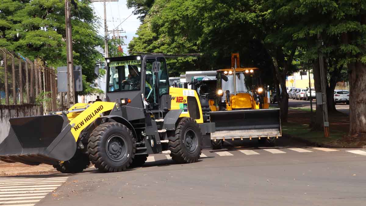 Ivaiporã apresenta veículos e maquinários de nova frota em grande carreata