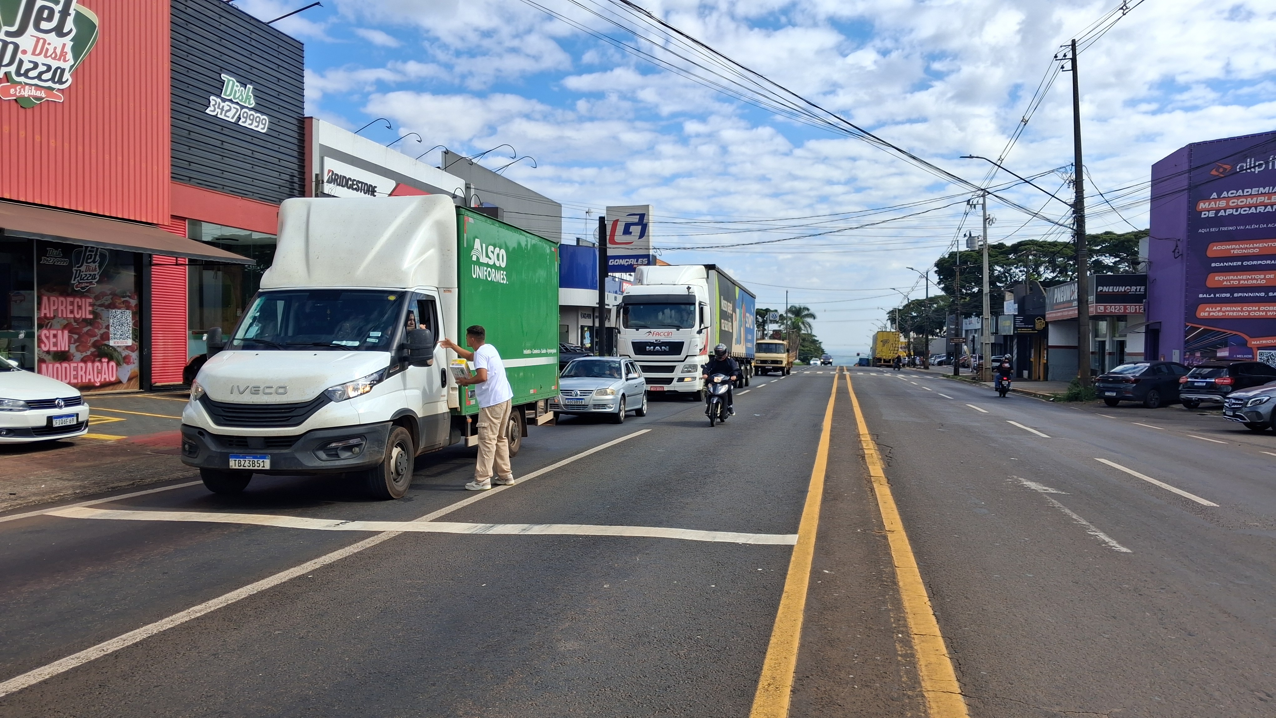 Jovem que vende paçoca nas ruas de Apucarana (PR) realiza sonho de comprar moto e viraliza
