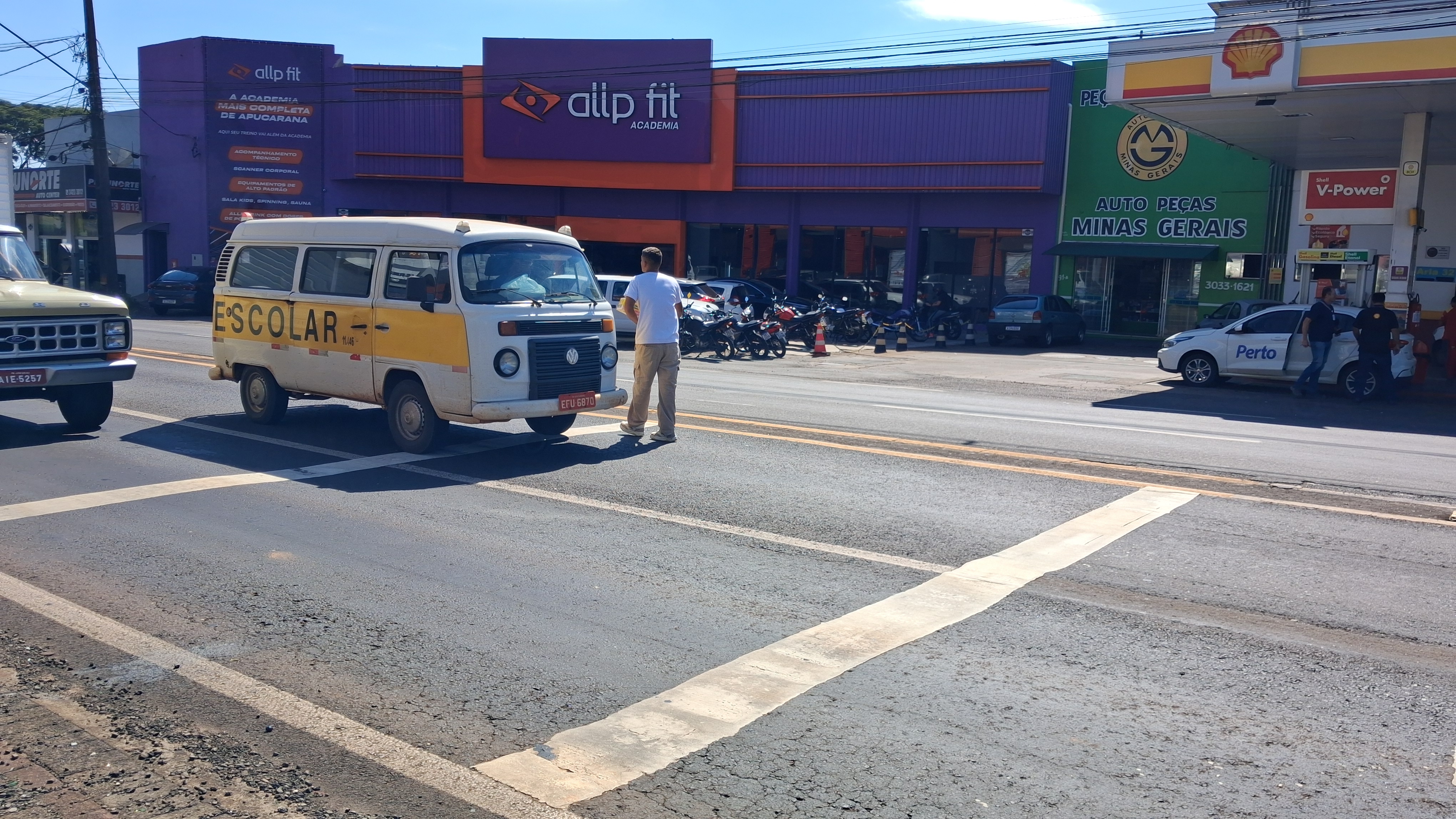 Jovem que vende paçoca nas ruas de Apucarana (PR) realiza sonho de comprar moto e viraliza