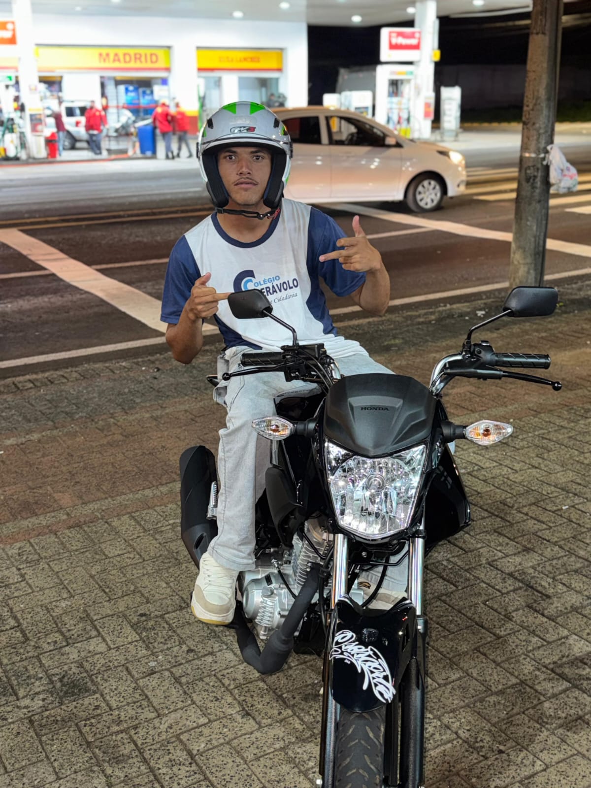 Jovem que vende paçoca nas ruas de Apucarana (PR) realiza sonho de comprar moto e viraliza