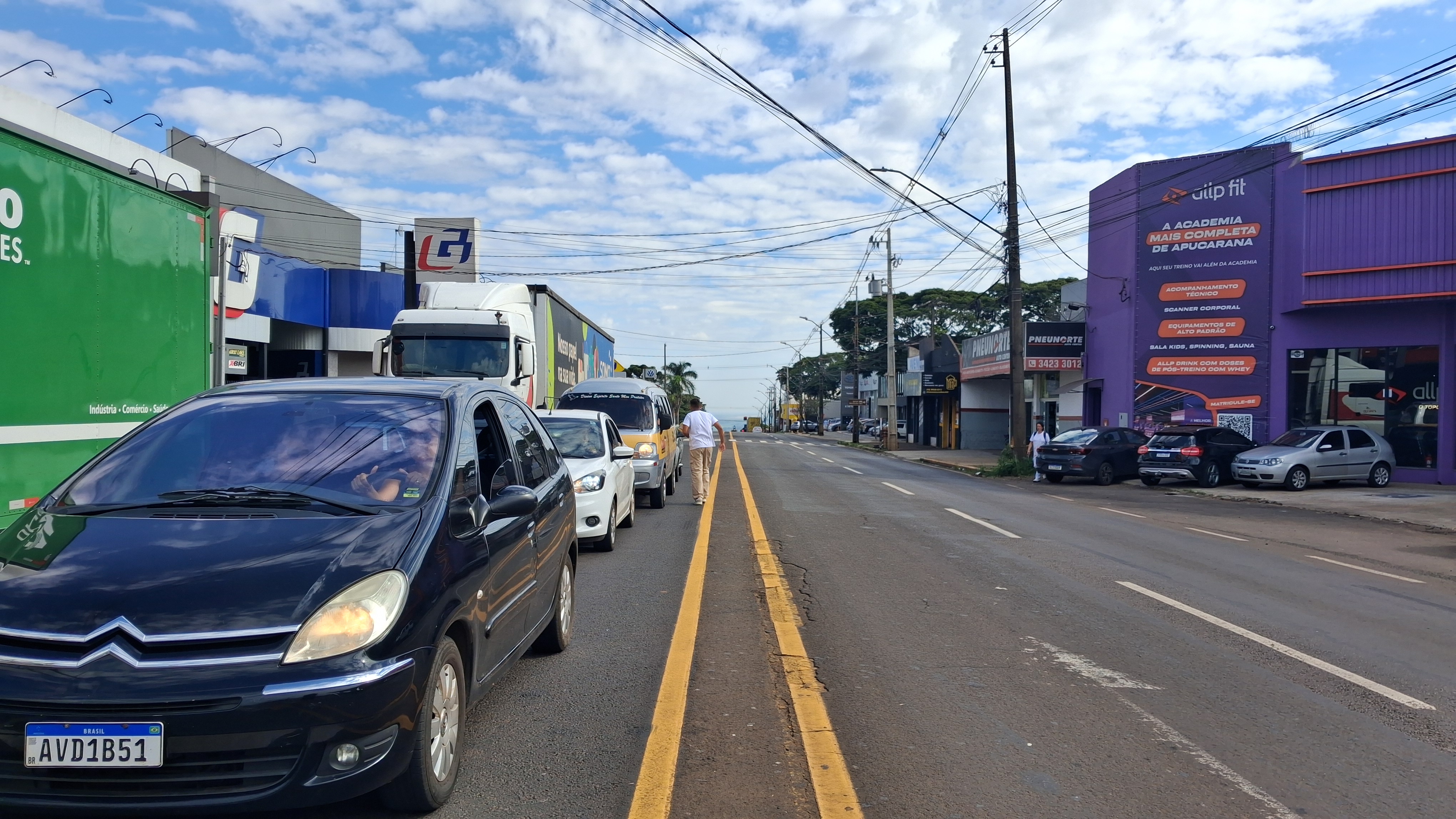 Jovem que vende paçoca nas ruas de Apucarana (PR) realiza sonho de comprar moto e viraliza