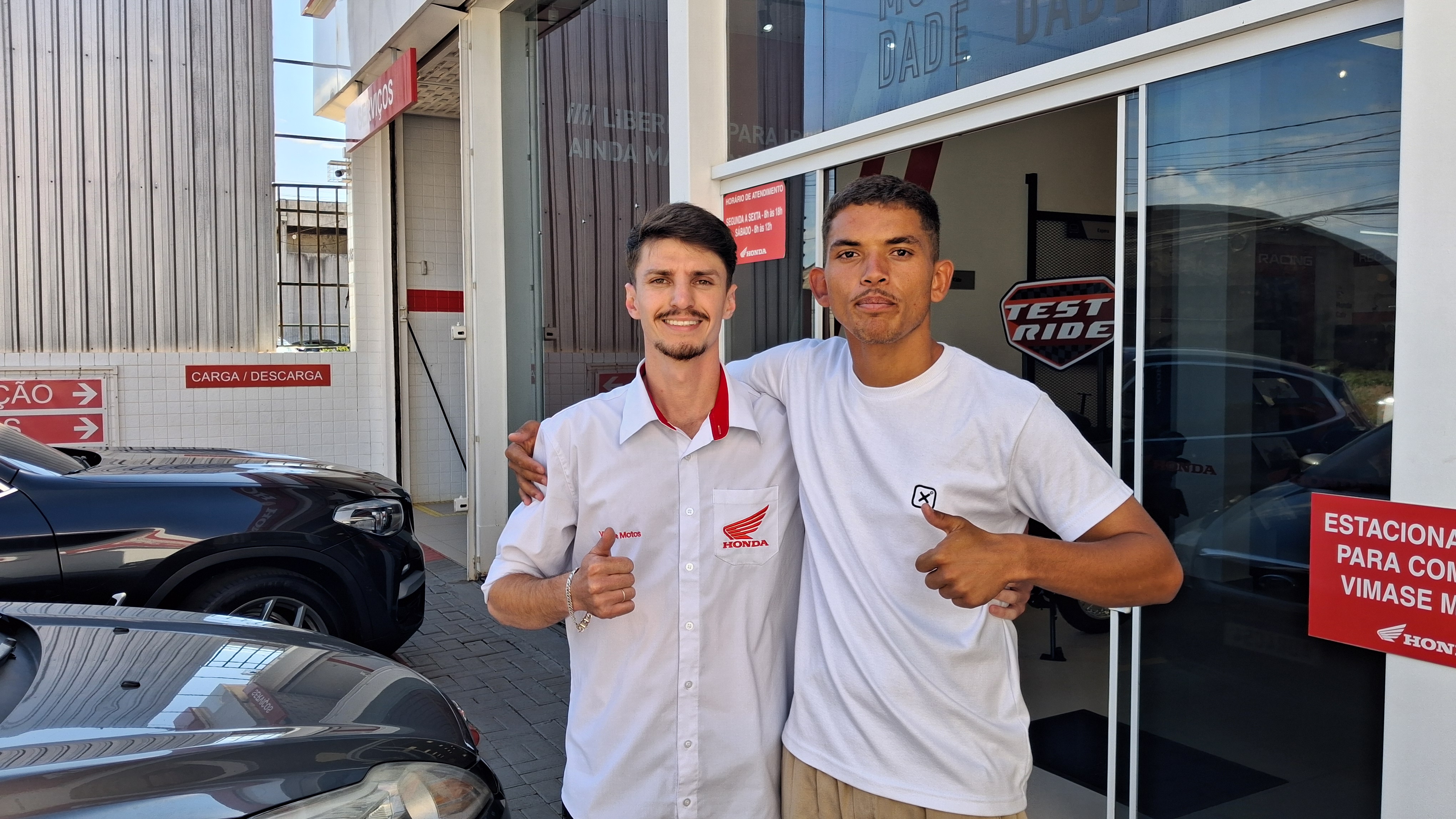 Jovem que vende paçoca nas ruas de Apucarana (PR) realiza sonho de comprar moto e viraliza