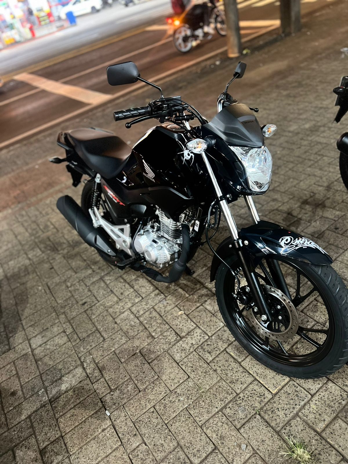 Jovem que vende paçoca nas ruas de Apucarana (PR) realiza sonho de comprar moto e viraliza