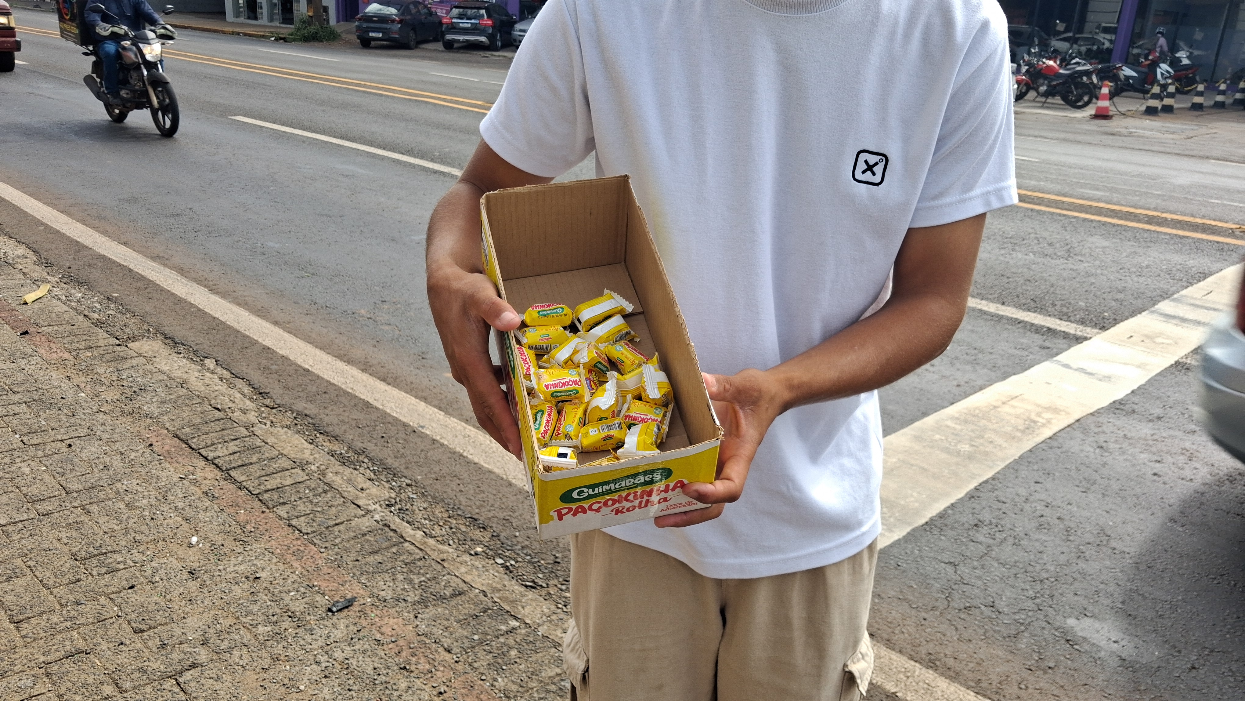 Jovem que vende paçoca nas ruas de Apucarana (PR) realiza sonho de comprar moto e viraliza