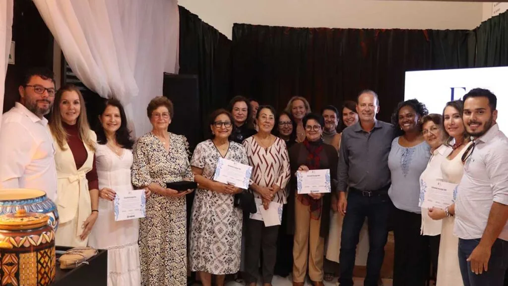 Mostra no saguão da Prefeitura reúne 63 peças e homenageia 17 artistas locais