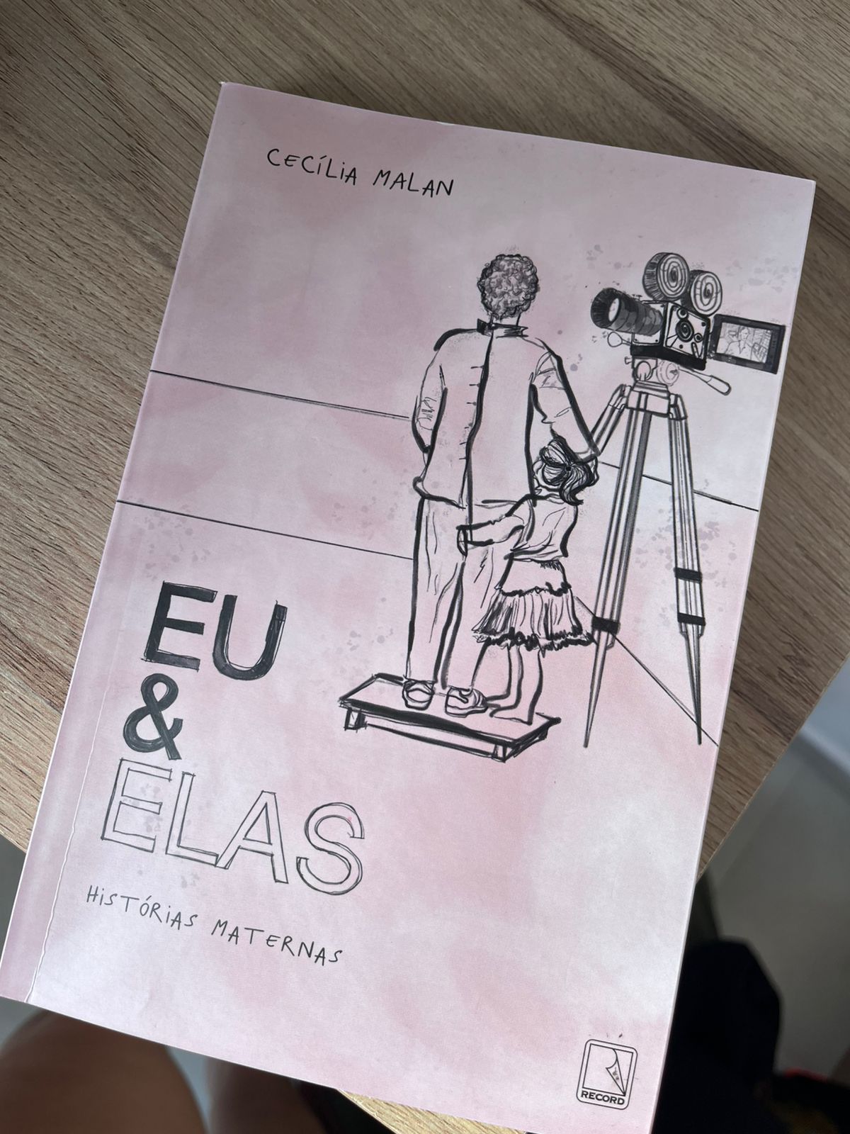 O lançamento foi na última quinta-feira (9), na Livraria da Travessa, no Leblon, no Rio de Janeiro.