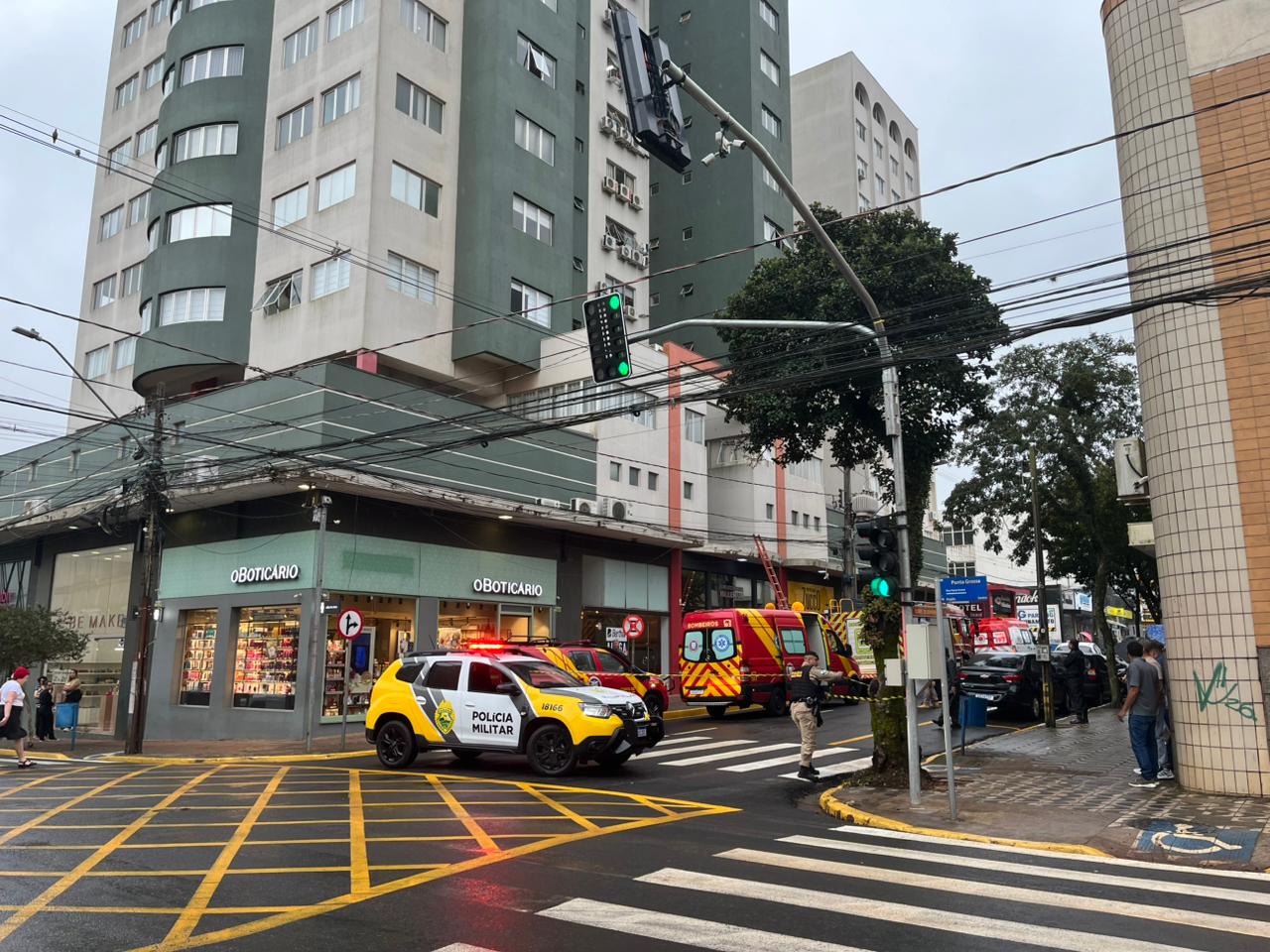 Mulher fica ferida em estado grave após queda de prédio em Apucarana