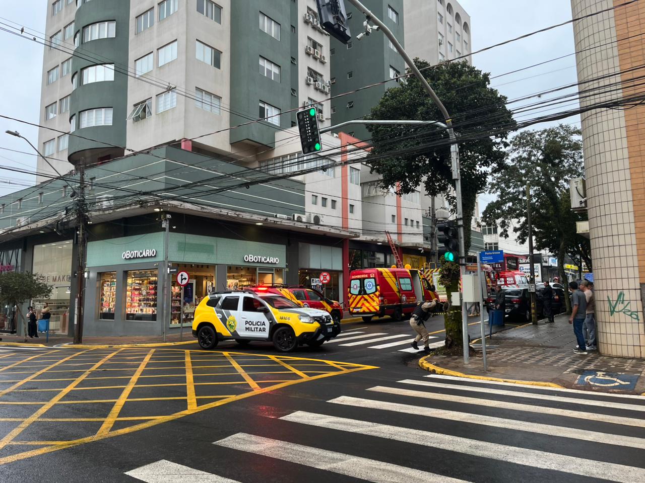 Mulher fica ferida em estado grave após queda de prédio em Apucarana