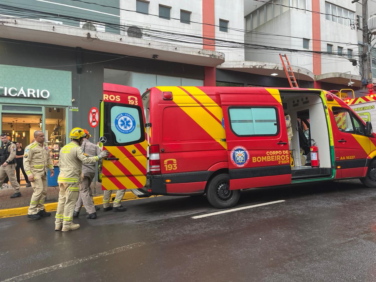 Mulher fica ferida em estado grave após queda de prédio em Apucarana