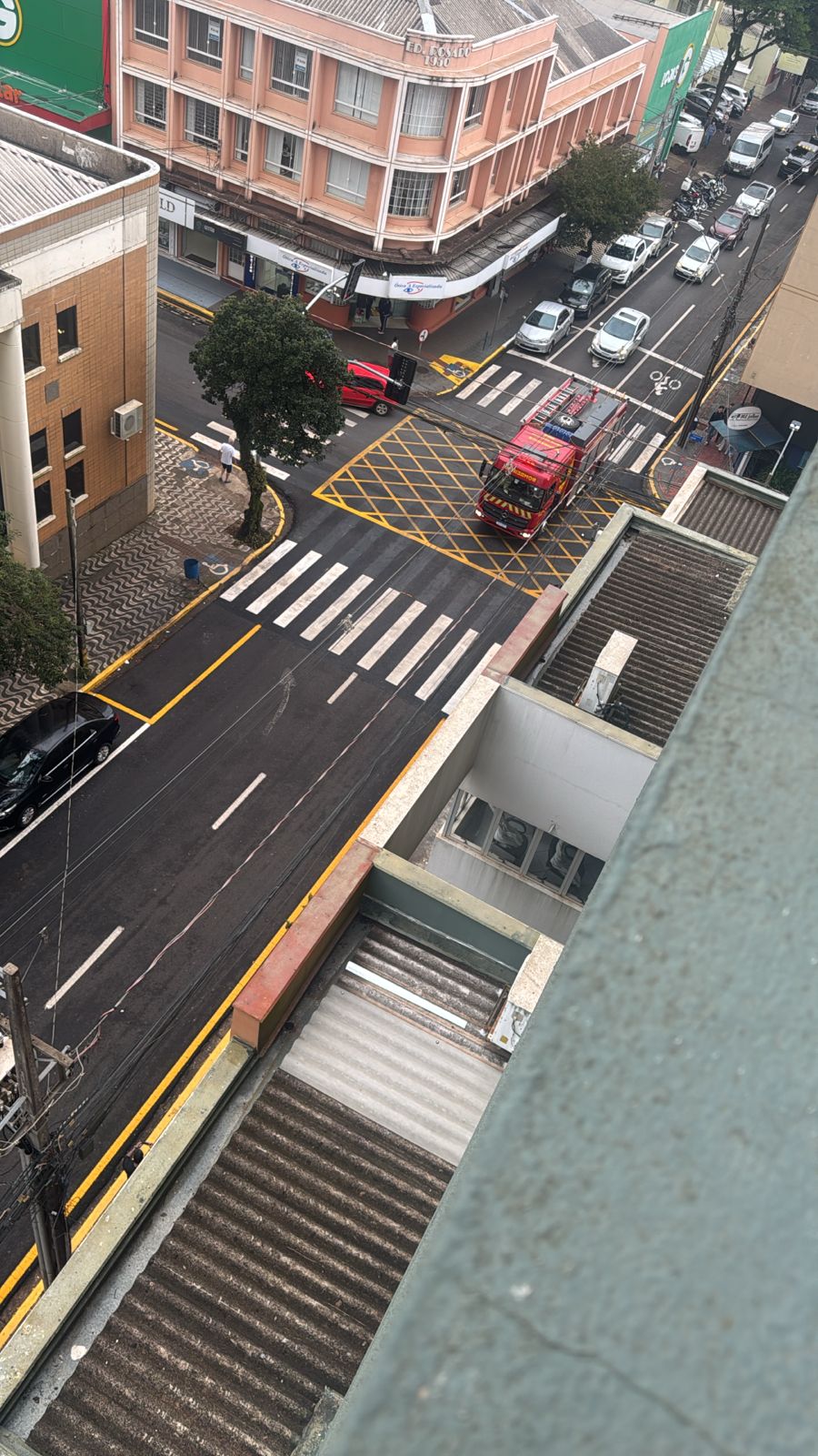 Mulher fica ferida em estado grave após queda de prédio em Apucarana