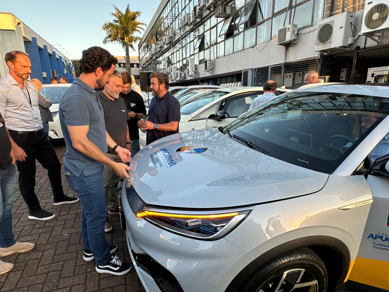 Três carros elétricos reforçam a frota da Prefeitura de Apucarana