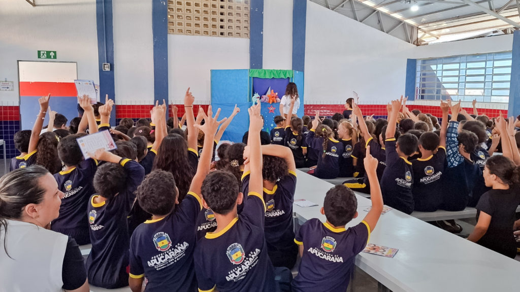 A cena ajuda as crianças a reconhecer comportamentos inadequados e a compreender a importância de pedir ajuda