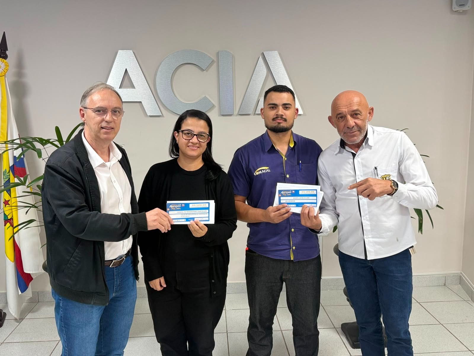 Acia entrega prêmios da campanha de Dia das Mães em Apucarana; veja fotos