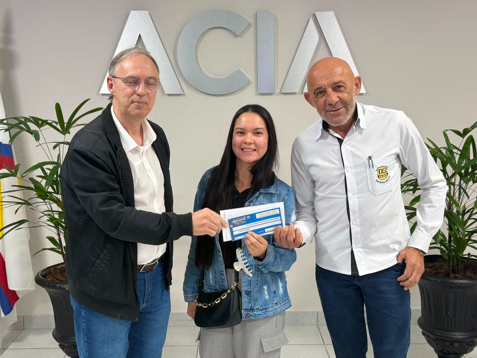 Acia entrega prêmios da campanha de Dia das Mães em Apucarana; veja fotos