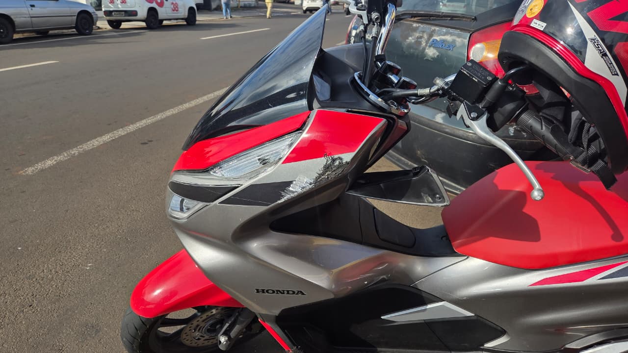 Acidente entre carro e moto deixa jovem de 27 anos ferida na Avenida Paraná