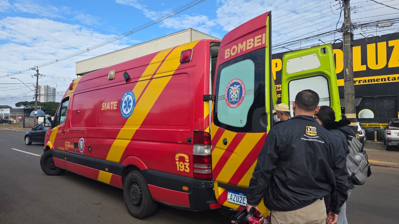 Acidente entre carro e moto deixa jovem de 27 anos ferida na Avenida Paraná
