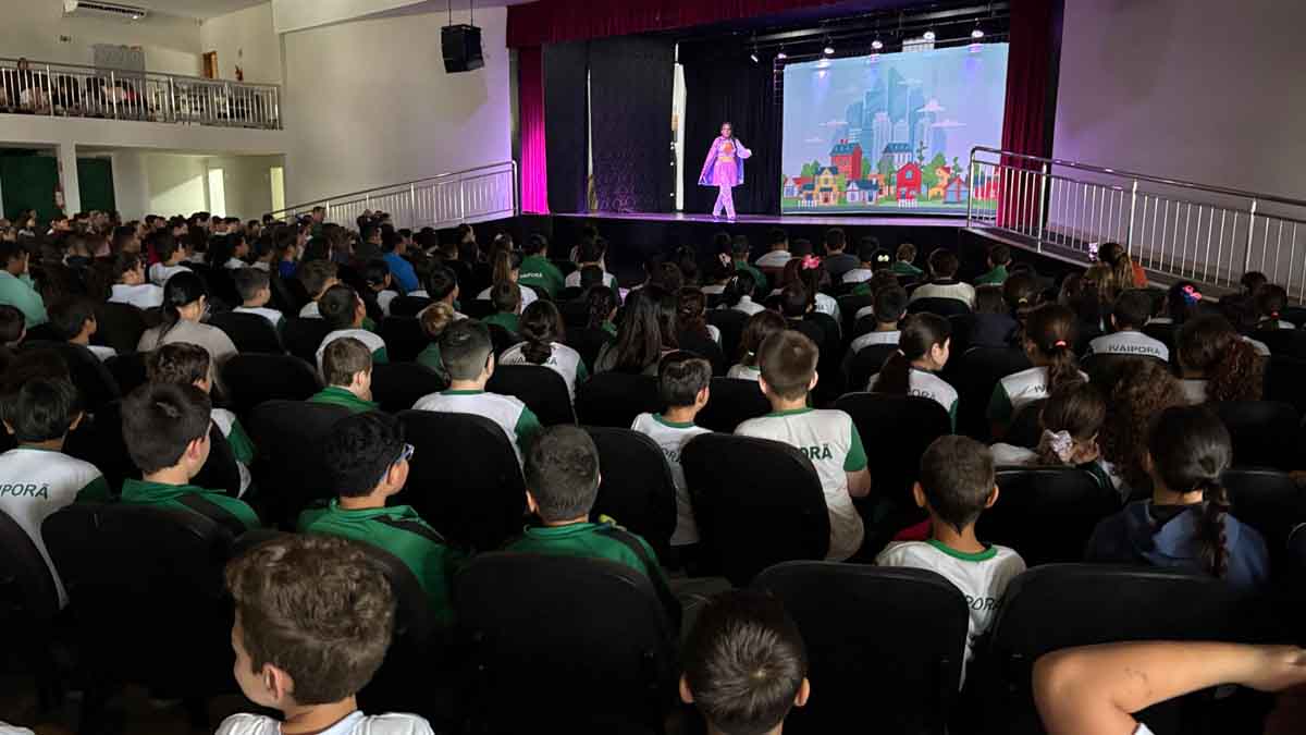 Apresentação teatral reuniu estudantes, autoridades e famílias