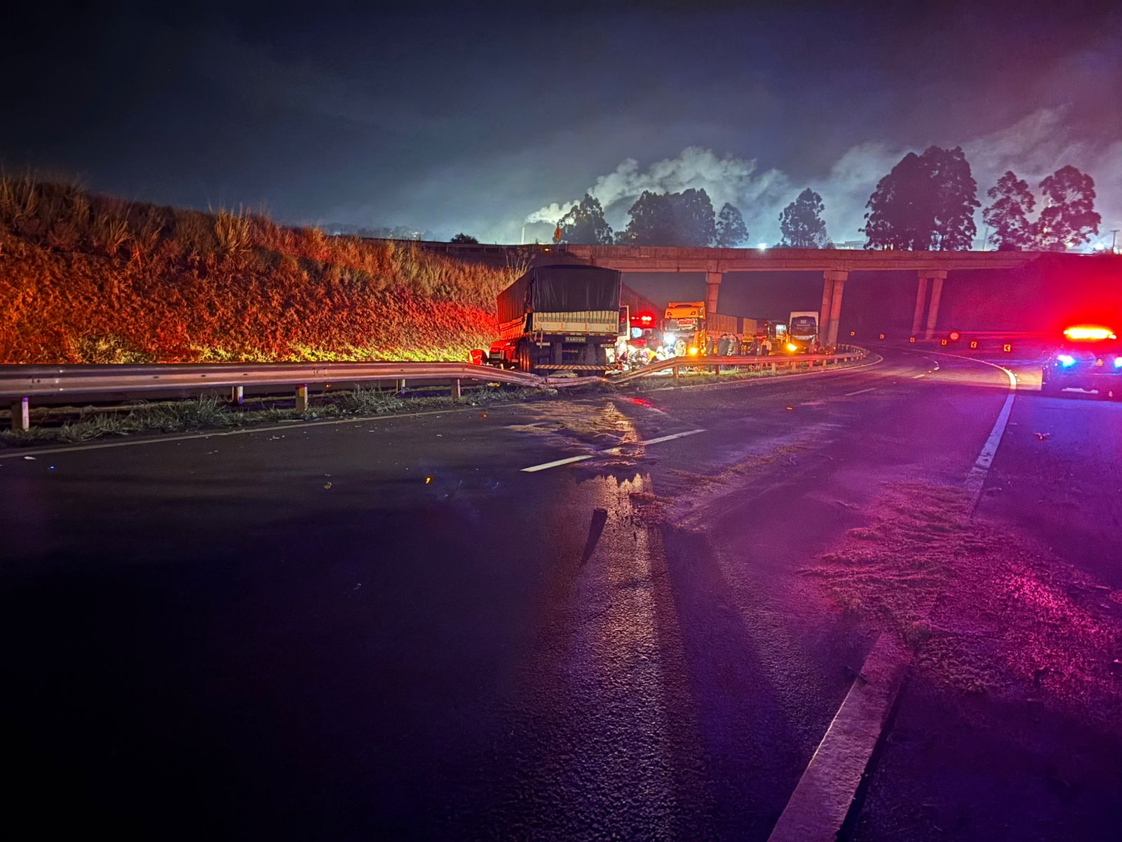 Caminhoneiro morre após carreta despencar de pontilhão na BR-376 em Apucarana