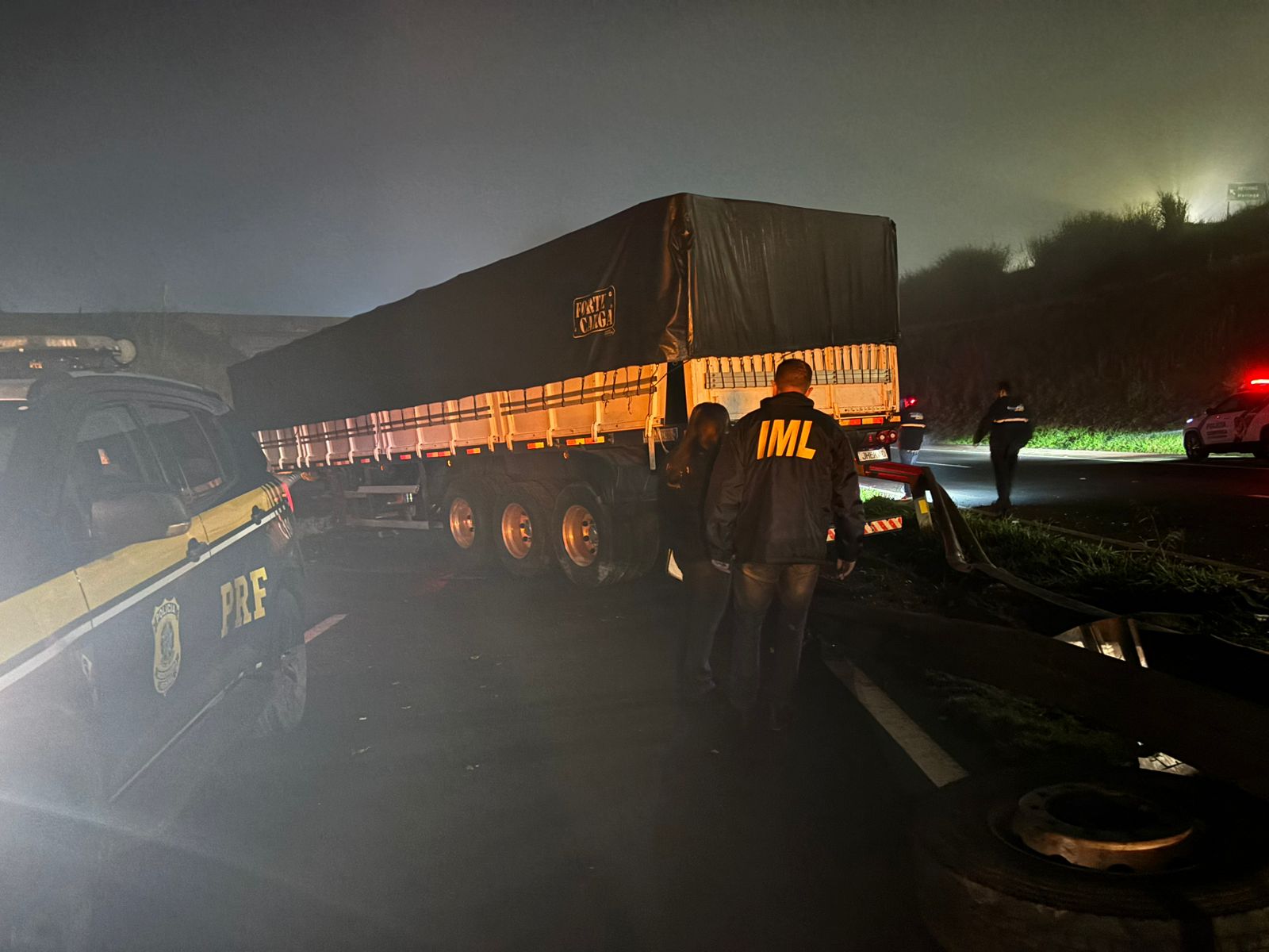 Caminhoneiro morre após carreta despencar de pontilhão na BR-376 em Apucarana