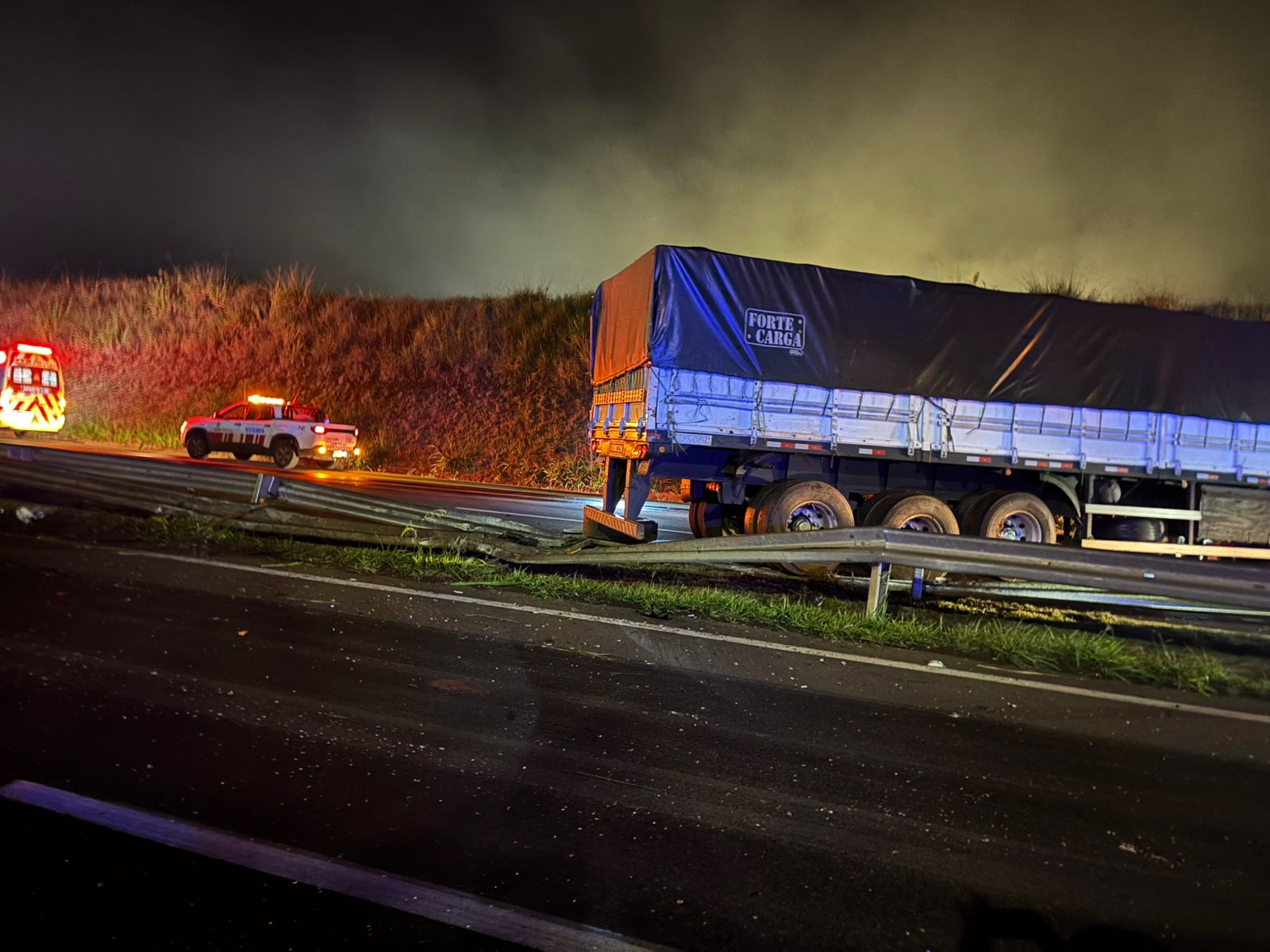 Caminhoneiro morre após carreta despencar de pontilhão na BR-376 em Apucarana