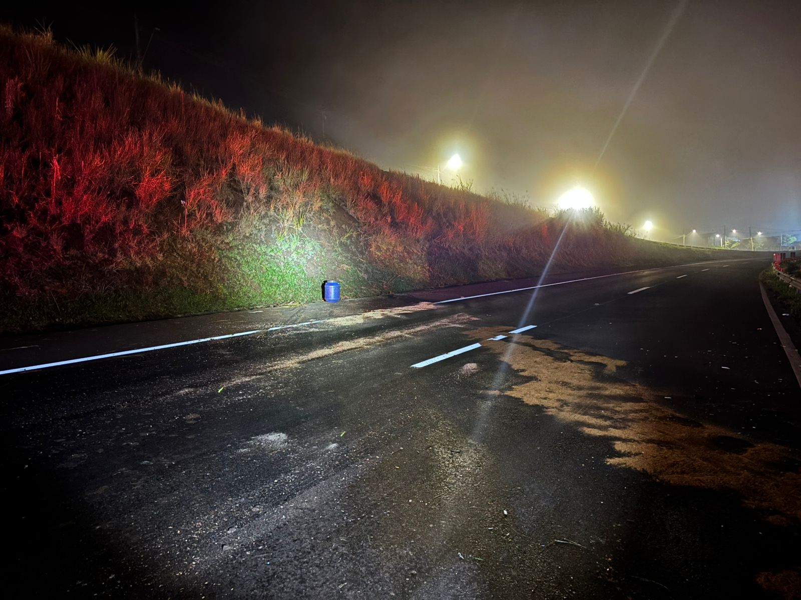Caminhoneiro morre após carreta despencar de pontilhão na BR-376 em Apucarana