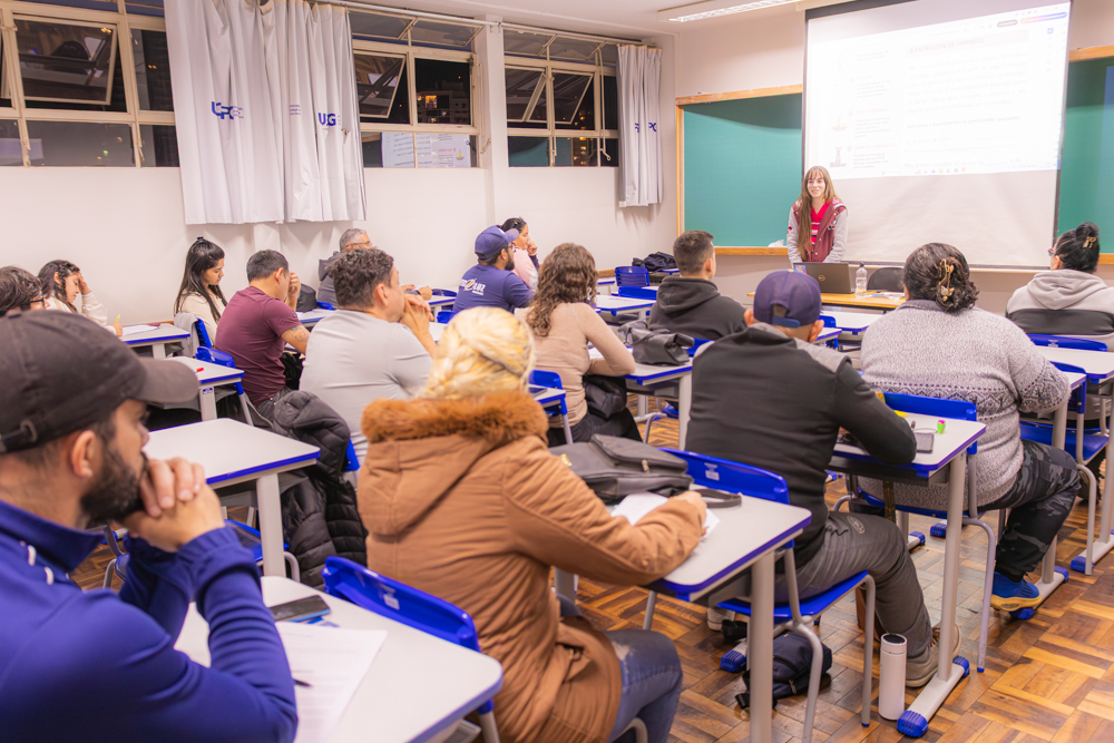 Migrantes aprendem português em projeto de extensão da UEPG