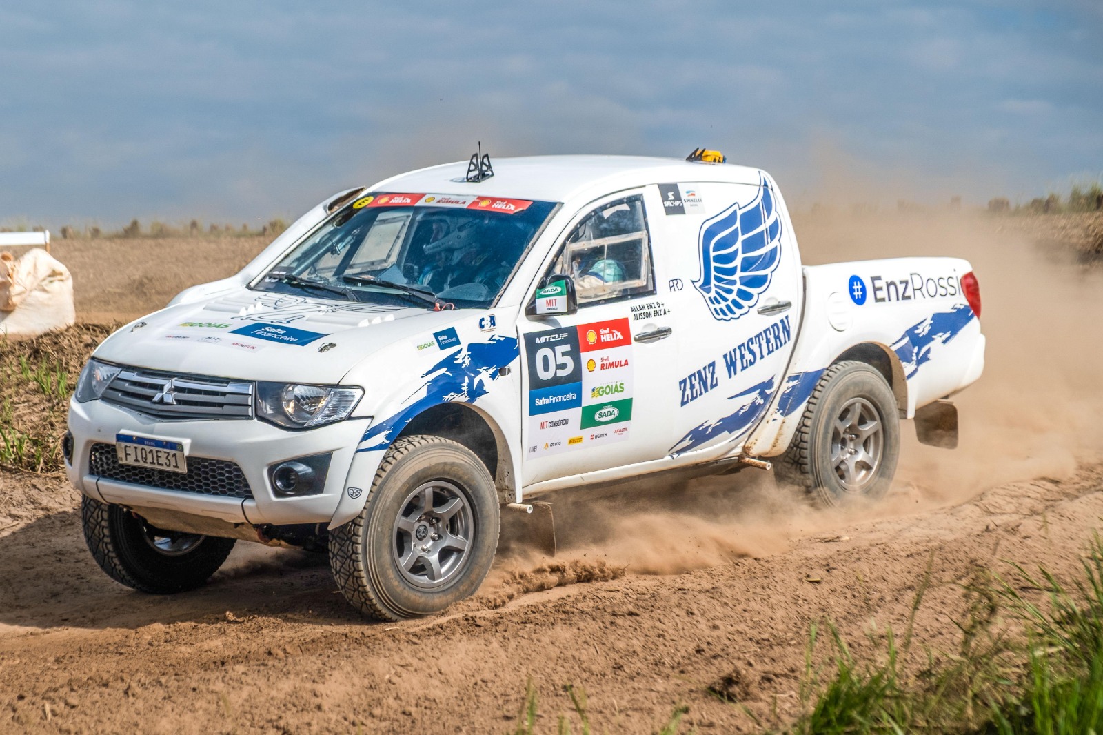 Pilotos de Apucarana, pai e filho sobem ao pódio em etapa da Mitsubishi Cup em SP
