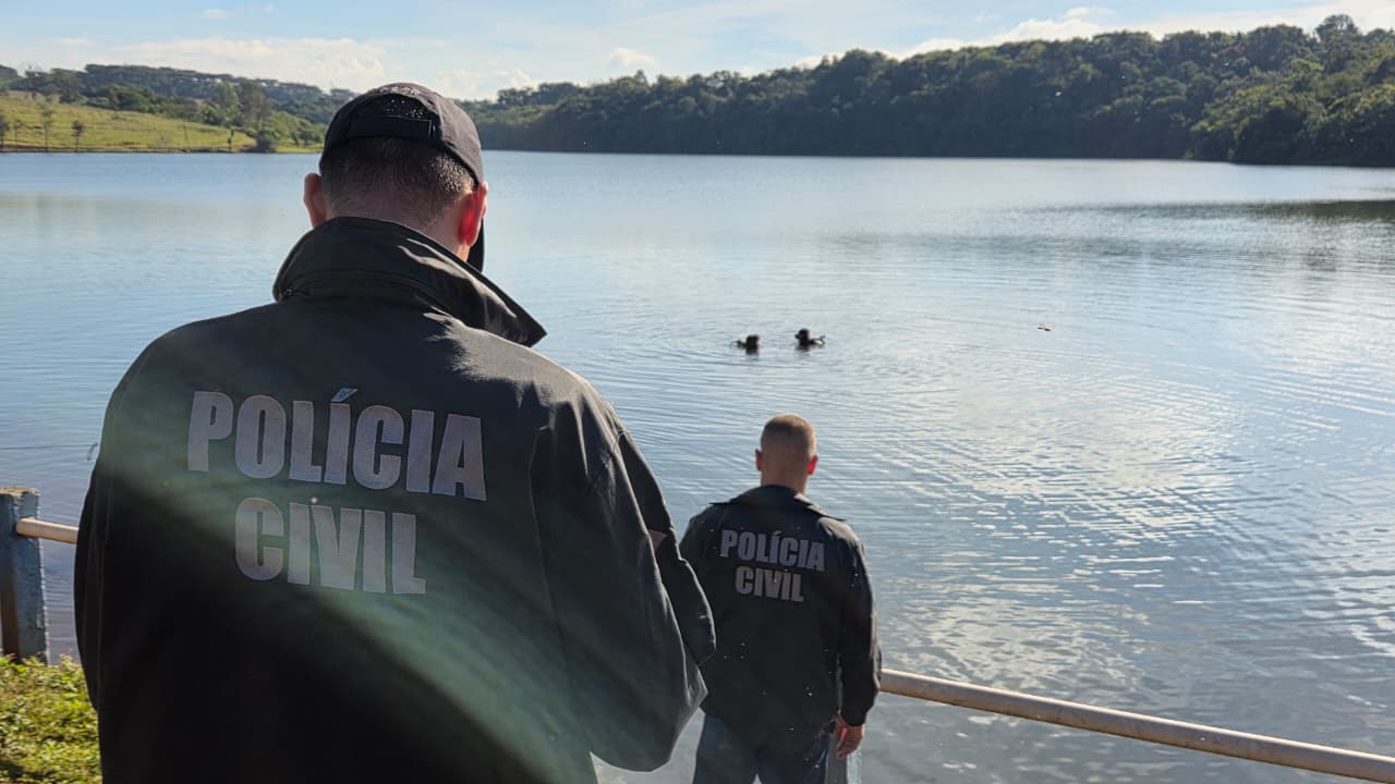 Polícia Civil encontra armas usadas em crimes dentro de represa do Parque da Raposa