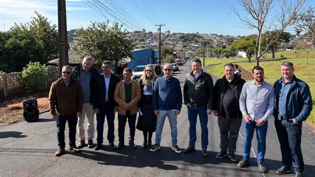 Prefeito Carlos Gil acompanha obras e entrega pavimentação no Sabugueiro