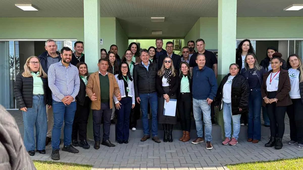 Prefeito Carlos Gil acompanha obras e entrega pavimentação no Sabugueiro