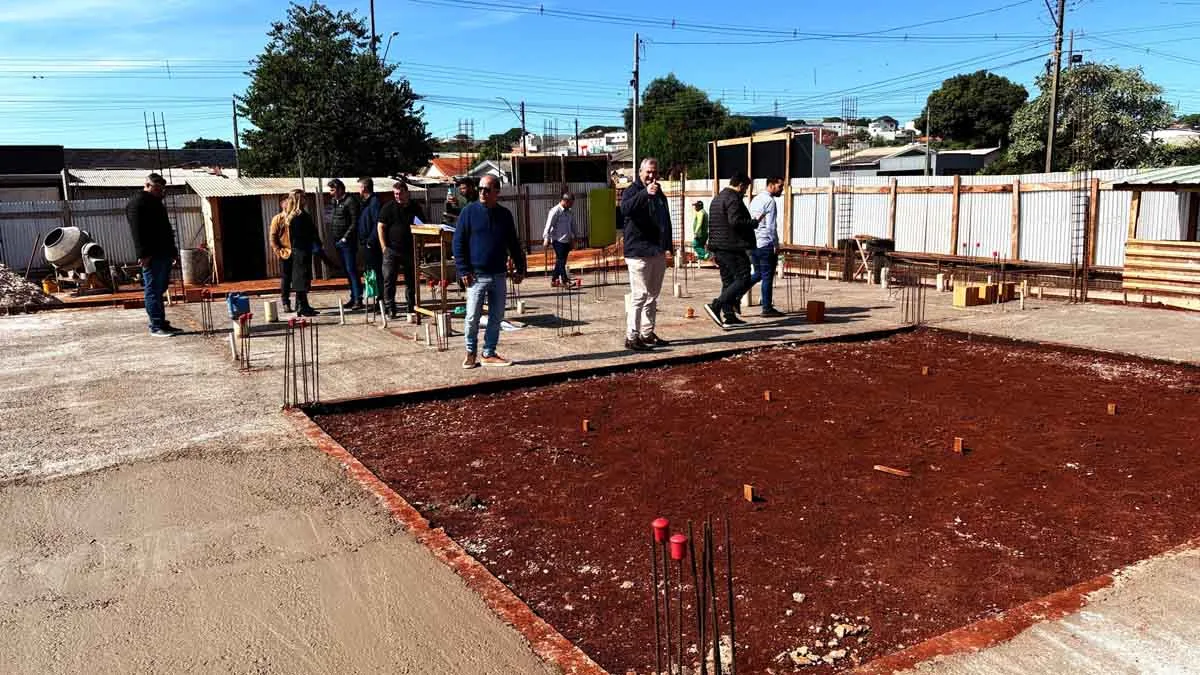 Prefeito Carlos Gil acompanha obras e entrega pavimentação no Sabugueiro