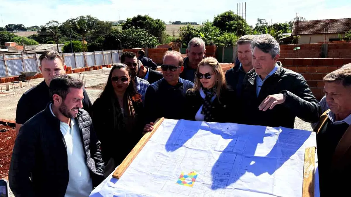 Prefeito Carlos Gil acompanha obras e entrega pavimentação no Sabugueiro