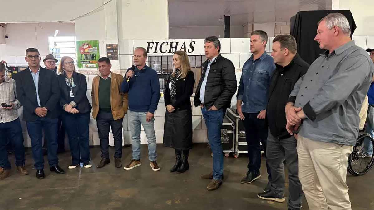 Prefeito Carlos Gil acompanha obras e entrega pavimentação no Sabugueiro