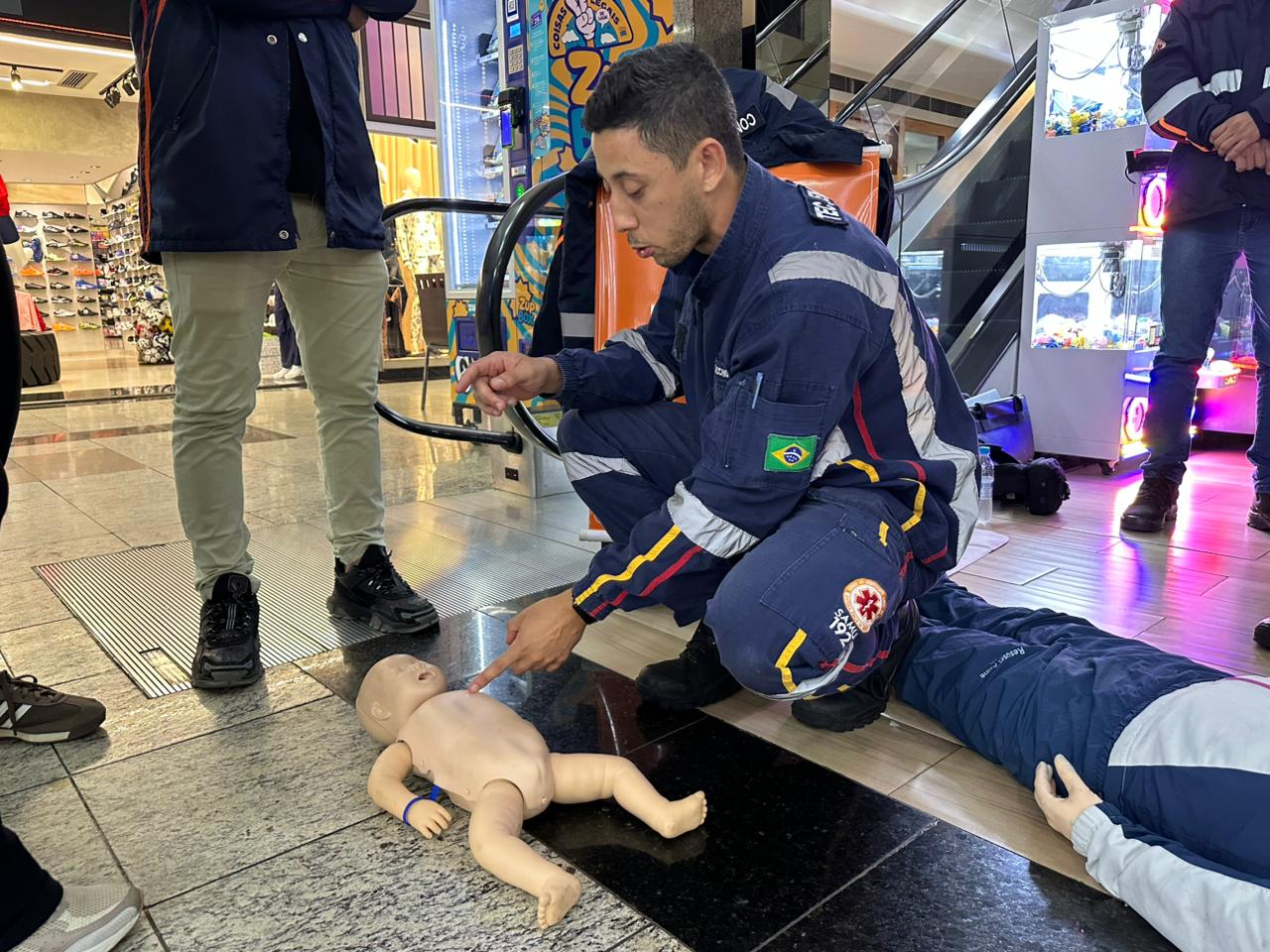 Samu ensina técnicas de reanimação e desengasgo em shopping de Apucarana