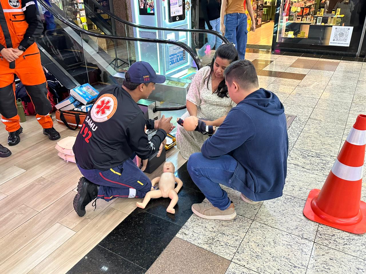Samu ensina técnicas de reanimação e desengasgo em shopping de Apucarana