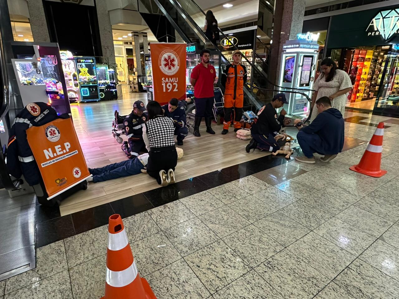 Samu ensina técnicas de reanimação e desengasgo em shopping de Apucarana