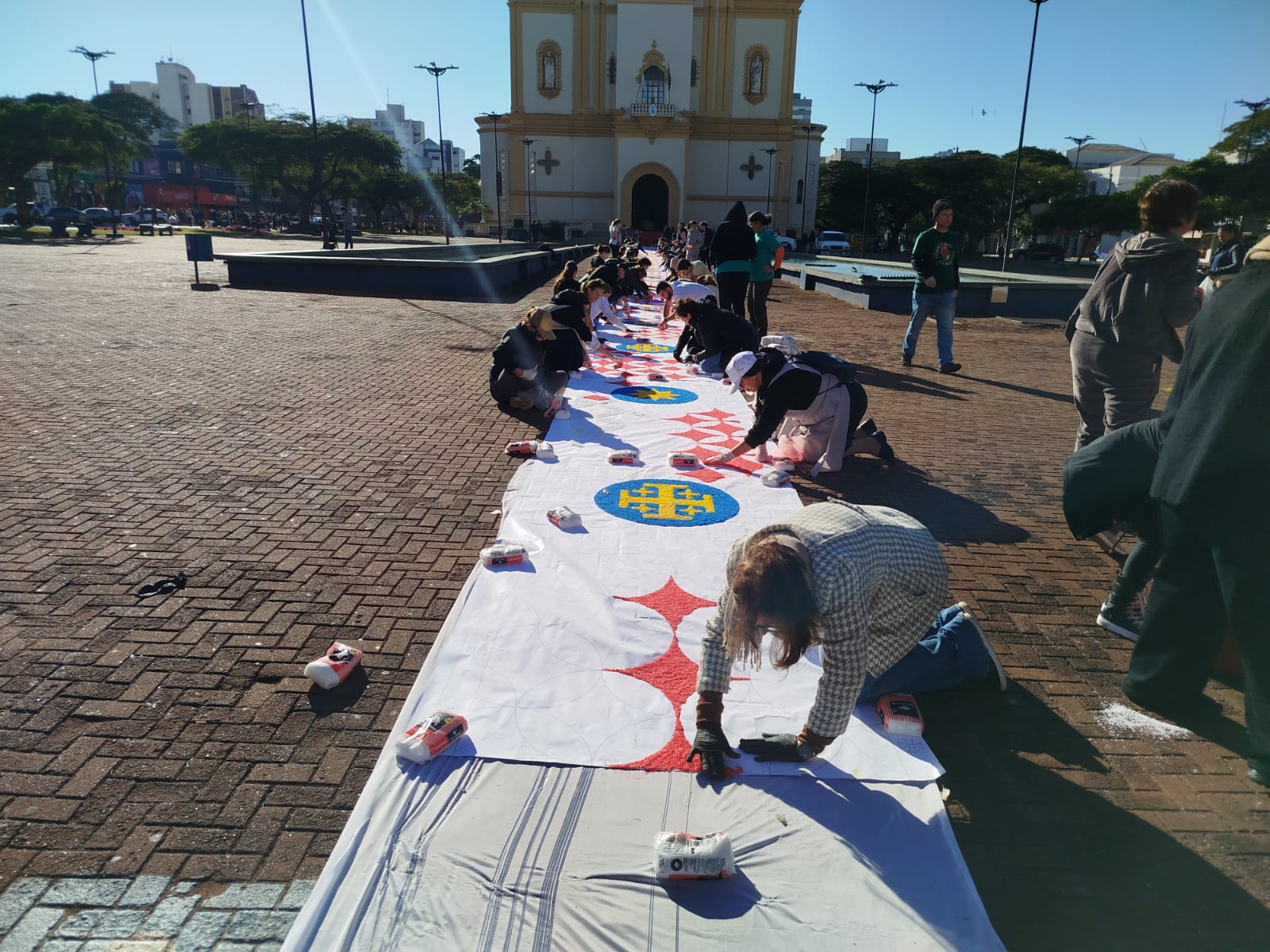 Tapetes de Corpus Christi montados por fiéis colorem as ruas de Apucarana; fotos
